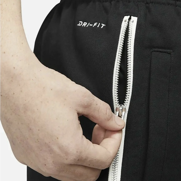 Nike Men's Standard Issue Basketball Athletic Shorts Black/White Size Medium - Picture 4 of 13